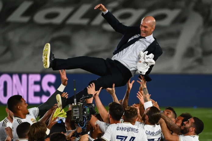 Zinedine Zidane celebrates Real Madrid Champions League triumph with players at Santiago Bernabeu